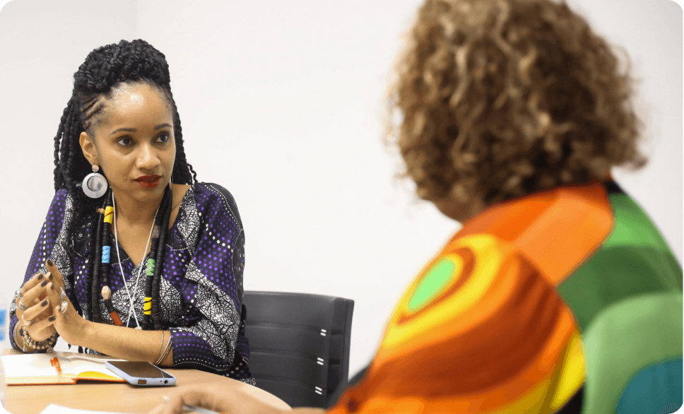 Imagem de pessoas falando